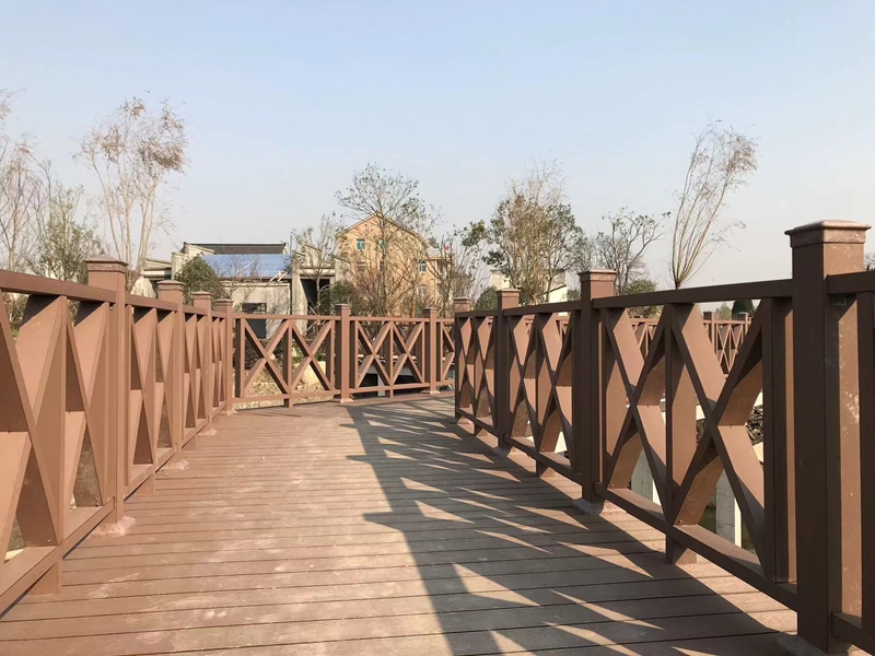 选塑木栏杆不后悔，耐用美观两相宜