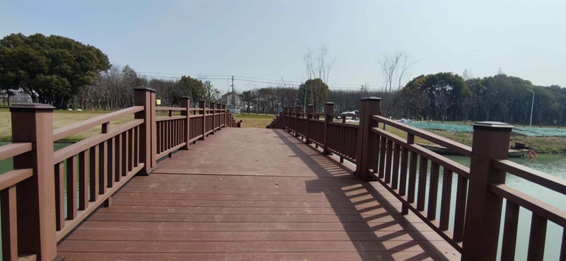 塑木栏杆优势多，防腐防潮寿命长