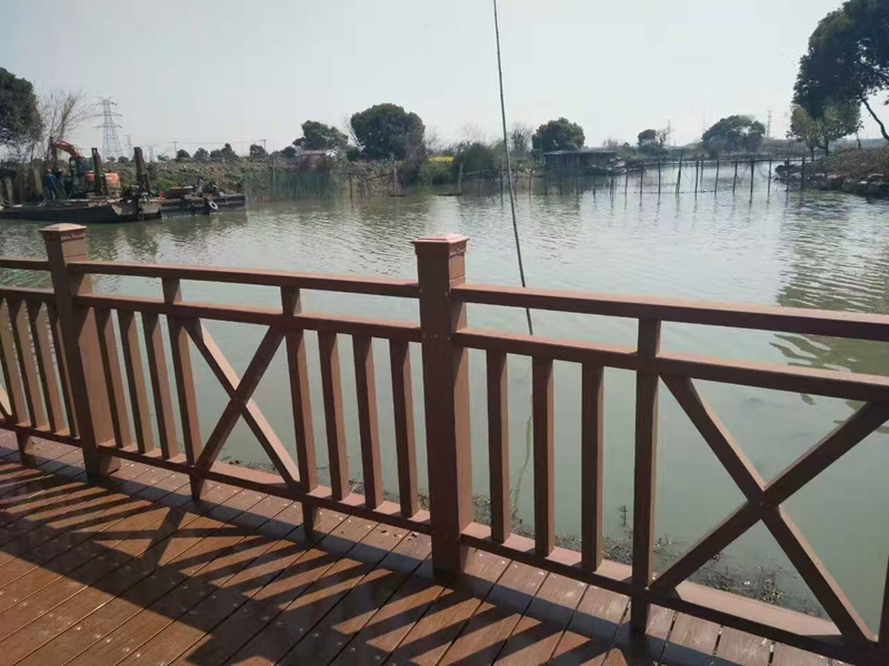 庭院装修选塑木，栏杆美观更持久