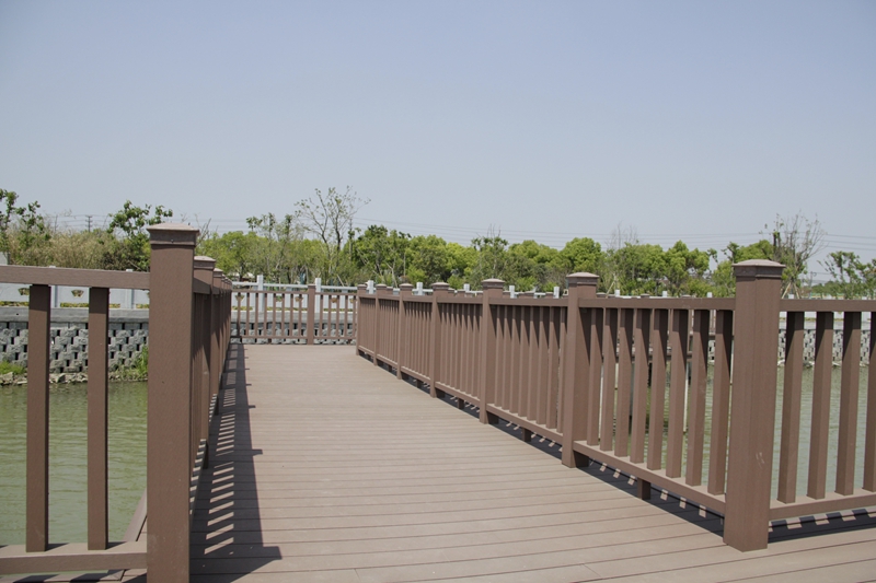 塑木栏杆性价比高，长久使用更划算