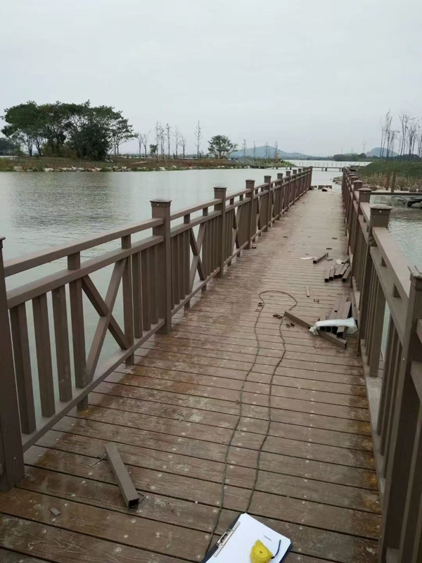 塑木栏杆设计佳，提升庭院整体感