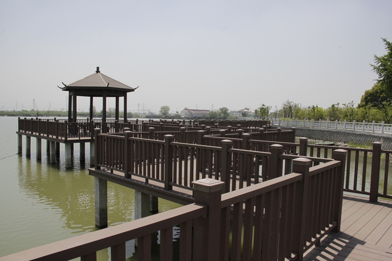 塑木护栏：环保耐用，守护城市美景